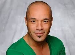 Stanley Burleson behoeft nauwelijks introductie. Hij speelde talloze grote rollen in grote musicals, won daarmee twee musical awards (Elisabeth en Passion en won er nog twee voor de choreografie van Ciske de rat en Joseph. Nu heeft hij zijn eigen onemanshow. Wij kennen mekaar al vanaf de tijd dat hij met Karin Bloemen werkte, maar stonden pas in Beaty and the Beast samen op het toneel. Nu weer even dus, jippiiieeee!!!